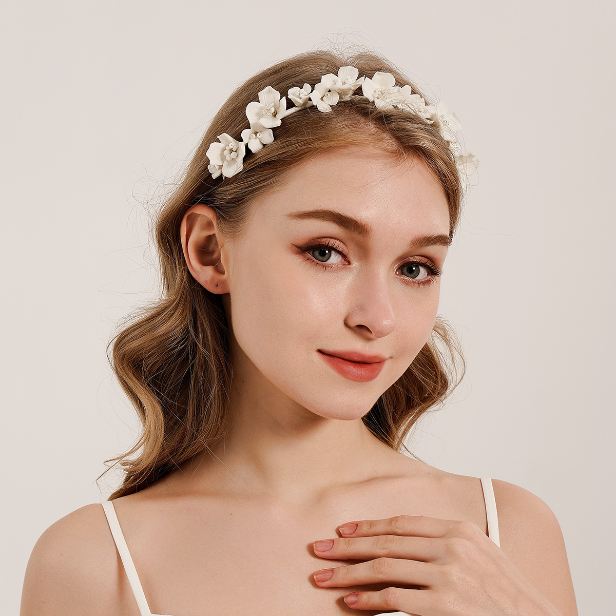 Efily Bride White Flower Hair  - مراجعة Wedding Supply List وسعره