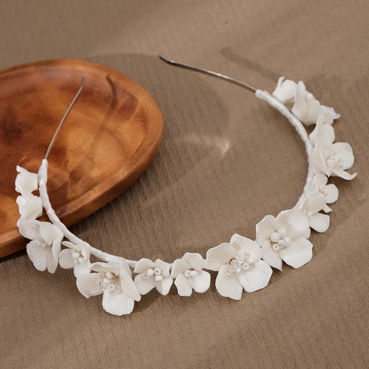 Efily Bride White Flower Hair  - مراجعة Wedding Supply List وسعره